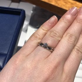 【銀座ダイヤモンドシライシの口コミ】 HPで見ていて、もともと気になっていた指輪を伝えたのですが、見本を持っ…