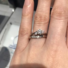 【銀座ダイヤモンドシライシの口コミ】 シンプルなデザインでしたが、ダイヤモンドが綺麗に並べられていて、流れ…