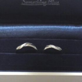 【Something Blue(サムシングブルー)の口コミ】 細身でそれでも存在感があるタイプを探していました。
ダイヤの入り方と２…