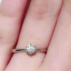 【ROYAL ASSCHER(ロイヤル・アッシャー)の口コミ】 旦那がプロポーズの際、選んで買ってきてくれました。見た目はダイヤが真…