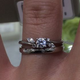 【A・D・A(エー・ディー・エー)の口コミ】 ネットで見つけ、デザインが可愛いので見てみることに。メインの石の左右…