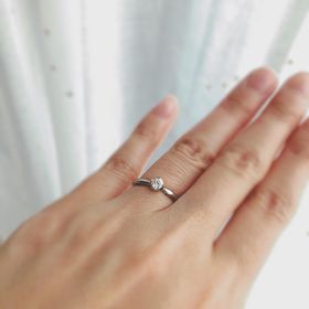 【俄(にわか)の口コミ】 上品でシンプルなデザインで、普段つけていても浮かないところが気に入っ…