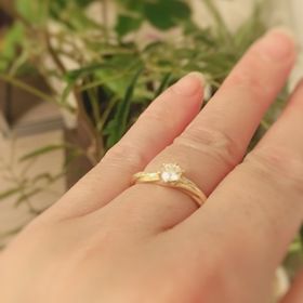 【銀座ダイヤモンドシライシの口コミ】 風のような、ゆらっとしたデザインで、はめた時に、指のラインに馴染みま…