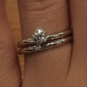 【銀座ダイヤモンドシライシの口コミ】 ダイヤモンドの婚約指輪では、昔ながらの立て爪型を、現代風にアレンジし…