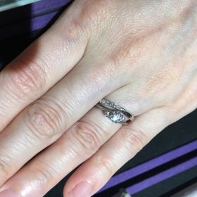 【ケイウノ ブライダル(K.UNO BRIDAL)の口コミ】 S字ラインが婚約指輪との重ね付けにぴったりで、しっくりきました。
内側…