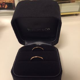 【ティファニー(Tiffany & Co.)の口コミ】 細身のデザインでシンプルなものを探していました。肌馴染みの良いゴール…