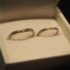 【AMOUR AMULET(アムール・アミュレット)の口コミ】 シンプルでありながら、ちょっと変わったデザインを探していました。
真ん…