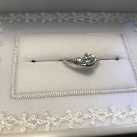 【宝寿堂(ほうじゅどう)の口コミ】 いわゆるエンゲージリングのようなダイヤが中央にドンッと乗っかっている…