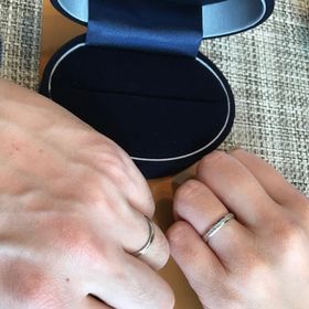 【Something Blue(サムシングブルー)の口コミ】 シンプルかつ男性と女性のデザインがまったく同じではない物で、女性には…