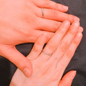 【銀座ダイヤモンドシライシの口コミ】 華奢なリングラインと大粒過ぎないダイヤモンドが気に入りました☻
写真で…