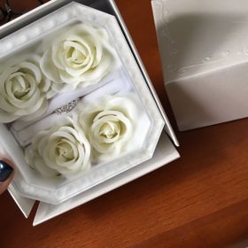 【宝石のタカヤスの口コミ】 ほんとうに沢山の種類のエンゲージリングがあったので迷いました。一般的…