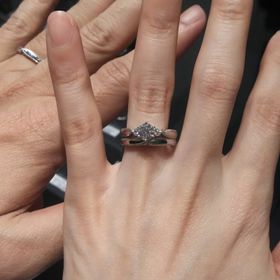 【エクセルコダイヤモンド(EXELCO DIAMOND)の口コミ】 センター石の両脇にメレダイヤがあり、リング部分にはミル打ちがあります…