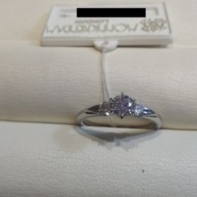 【モニッケンダム(MONNICKENDAM)の口コミ】 センター石の両脇にメレがあり、センター石をより大きくみせてくれます。
…