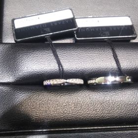 【ラザール ダイヤモンド(LAZARE DIAMOND)の口コミ】 レディース用は中心部に絞りがある為、指が細く華奢に見えました。
メレも…