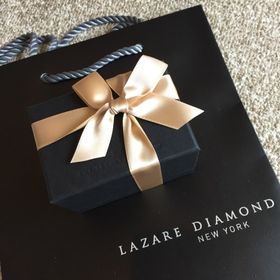 【ラザール ダイヤモンド(LAZARE DIAMOND)の口コミ】 メレダイヤが入っているもので、婚約指輪と重ね付けてもキレイに見えるも…