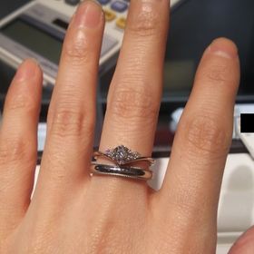 【モニッケンダム(MONNICKENDAM)の口コミ】 センター石の両脇に2石ずつメレダイヤがついた、V字デザインになります。
…