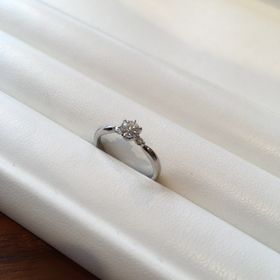 【I's stone(アイズストーン)の口コミ】 シンプルなデザイン、ダイヤの品質と自分たちの予算にあった価格だった為…