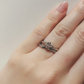 【アイプリモ(I-PRIMO)の口コミ】 結婚指輪は婚約指輪とセットでつけることを考えて、婚約指輪と同じブラン…