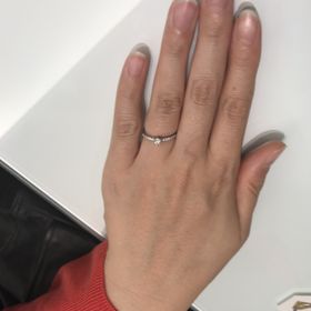 【ROYAL ASSCHER(ロイヤル・アッシャー)の口コミ】 立て爪の１つ石のデザインと迷ったのですが、石のまわりに敷き詰められた…