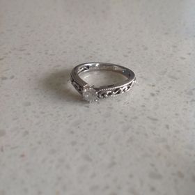 【CAFERING(カフェリング)の口コミ】 決めてはやはりデザインです。指輪を探し始めた当初はブランドを基準に探…