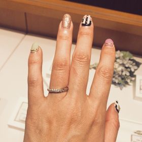 【銀座ダイヤモンドシライシの口コミ】 ひねりのあるデザインでダイヤがハーフにで埋め込まれているデザインは、…