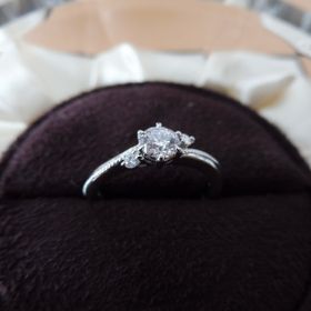 【JEWELRY  KAMATA(ジュエリーかまた)の口コミ】 見た目が可愛くて、一目惚れしました！
サイドにもダイアモンドがついてい…