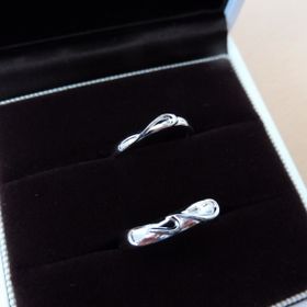 【JEWELRY  KAMATA(ジュエリーかまた)の口コミ】 さり気なく相手のイニシャルがデザインされていて、2人の指輪を重ねると♡…