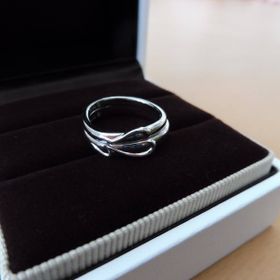 【JEWELRY  KAMATA(ジュエリーかまた)の口コミ】 重ねる事で2人のイニシャルでハートができるデザインが気に入りました。内…