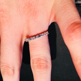 【エクセルコダイヤモンド(EXELCO DIAMOND)の口コミ】 デザインの珍しさに惹かれました。
形の違うダイヤモンドの輝きに統一感が…