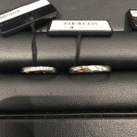 【ラザール ダイヤモンド(LAZARE DIAMOND)の口コミ】 斜めにダイヤモンドが入っているところが素敵で、指を綺麗に見せてくれる…