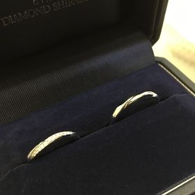 【銀座ダイヤモンドシライシの口コミ】 ぱっと見でとても気に入りました。流れ星が流れるようなダイヤの配置や男…