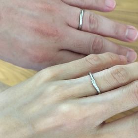 【バーニーズニューヨーク(BARNEYS NEW YORK)の口コミ】 シンプルで、かつ指に映えるようなデザインの指輪を探しており、控えめな…