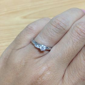 【銀座ダイヤモンドシライシの口コミ】 指が短いのがコンプレックスだった私。
他のお店の指輪もいろいろ見ました…