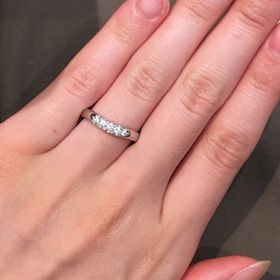 【ROYAL ASSCHER(ロイヤル・アッシャー)の口コミ】 指輪の幅が広いので、年齢を重ねたとしても綺麗につけこなせると思いまし…