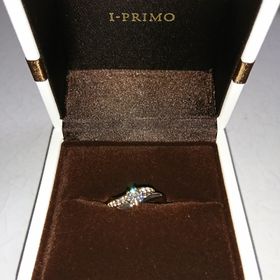 【アイプリモ(I-PRIMO)の口コミ】 婚約指輪は色々と試着してみて、一番彼女の指に似合うと思える物を選びま…