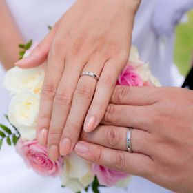 【ラザール ダイヤモンド(LAZARE DIAMOND)の口コミ】 シンプルですがミル打ちがしてあり、とても細やかなデザインとはめた時、…