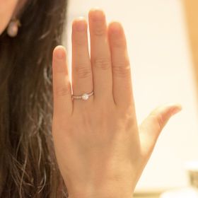 【JEWELRY  KAMATA(ジュエリーかまた)の口コミ】 婚約指輪らしいデザインのハーフエタニティリングです。
センターストーン…