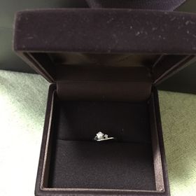 【I's stone(アイズストーン)の口コミ】 指輪の台座が花形になっており、とても女の子らしくて一目ぼれしました。…