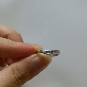 【ジュエリーツツミ(JEWELRY TSUTSUMI)の口コミ】 女性側はＶ字型で指が細く見え、ダイヤがあまり派手すぎなく、男性側はミ…