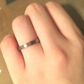 【CHARMY(チャーミー)の口コミ】 ホワイトゴールドの色合いがとても上品であり、シンプルですっきりとした…