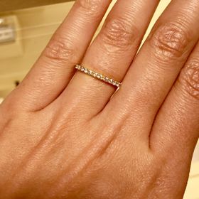 【ギンザタナカブライダル(GINZA TANAKA BRIDAL)の口コミ】 全体にダイヤモンドが付いているデザインで、細めのデザインなので、華奢…