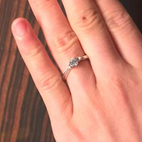 【Mariage ent(マリアージュエント)の口コミ】 中央にある大きめのダイヤモンドが非常にキレイだったのが決め手です。ま…