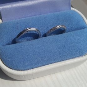 【銀座ダイヤモンドシライシの口コミ】 旦那も私もシンプルすぎないデザインがいいと思っていました。こちらの指…