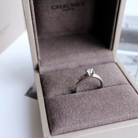 【ショーメ(CHAUMET)の口コミ】 何といっても、シンプルで品の良いところだと思います。婚約指輪はいくつ…