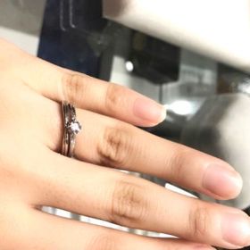 【HOSHI no SUNA 星の砂(ほしのすな)の口コミ】 一見シンプルに見えるマリッジリングですが、サイドにダイヤモンドが付い…