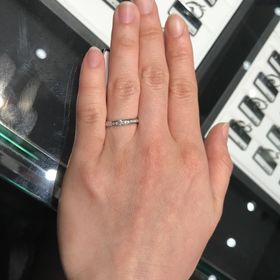 【ラザール ダイヤモンド(LAZARE DIAMOND)の口コミ】 ハーフエタニティリングを探しに行き、このデザインを試着させて頂きまし…