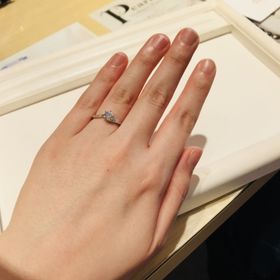 【JEWELRY  KAMATA(ジュエリーかまた)の口コミ】 華やかかつ、品のあるデザインが素敵でした。メインのダイヤの横にも小さ…