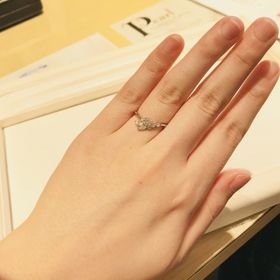 【JEWELRY  KAMATA(ジュエリーかまた)の口コミ】 花と葉のような特徴的なデザインです。大小6粒のダイヤモンドがあしらわれ…