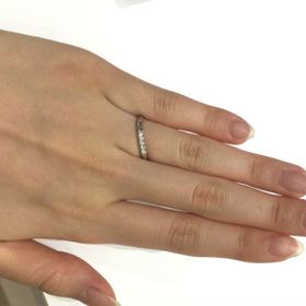 【4℃ BRIDAL(ヨンドシーブライダル)の口コミ】 まずすっきりとしたデザインが上品だと感じました。そして実際に試着した…