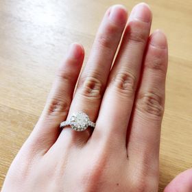 【銀座ダイヤモンドシライシの口コミ】 婚約指輪のデザインをセミオーダーできたことが最大の決め手でした。ダイ…